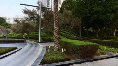 Dubai şehri, gündüz şehir manzarası, mavi gökdelenli gökdelenler, Burj Halife yakın çekim. Yüksek kaliteli FullHD görüntüler