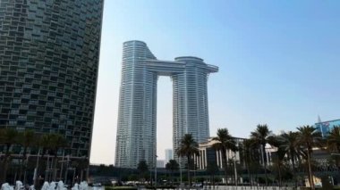 Dubai şehri, gündüz şehir manzarası, mavi gökdelenli gökdelenler, Burj Halife yakın çekim. Yüksek kaliteli FullHD görüntüler
