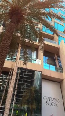 Dubai şehri, gündüz şehir manzarası, mavi gökdelenli gökdelenler, Burj Halife yakın çekim. Yüksek kaliteli FullHD görüntüler