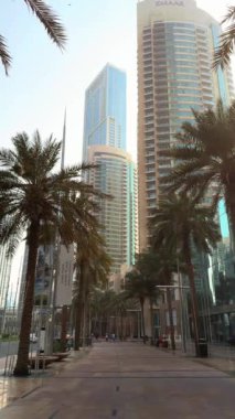 Dubai şehri, gündüz şehir manzarası, mavi gökdelenli gökdelenler, Burj Halife yakın çekim. Yüksek kaliteli FullHD görüntüler