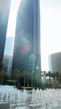 Dubai şehri, gündüz şehir manzarası, mavi gökdelenli gökdelenler, Burj Halife yakın çekim. Yüksek kaliteli FullHD görüntüler