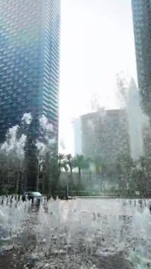 Dubai şehri, gündüz şehir manzarası, mavi gökdelenli gökdelenler, Burj Halife yakın çekim. Yüksek kaliteli FullHD görüntüler