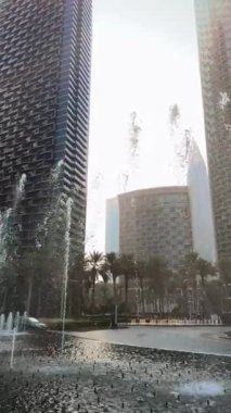 Dubai şehri, gündüz şehir manzarası, mavi gökdelenli gökdelenler, Burj Halife yakın çekim. Yüksek kaliteli FullHD görüntüler