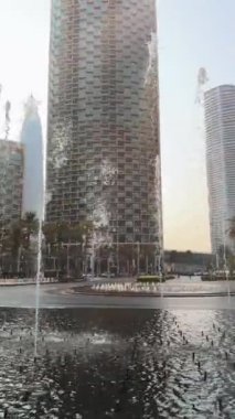 Dubai şehri, gündüz şehir manzarası, mavi gökdelenli gökdelenler, Burj Halife yakın çekim. Yüksek kaliteli FullHD görüntüler