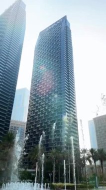 Dubai şehri, gündüz şehir manzarası, mavi gökdelenli gökdelenler, Burj Halife yakın çekim. Yüksek kaliteli FullHD görüntüler