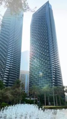 Dubai şehri, gündüz şehir manzarası, mavi gökdelenli gökdelenler, Burj Halife yakın çekim. Yüksek kaliteli FullHD görüntüler