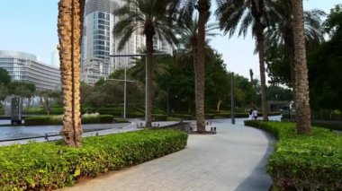 Şehir çeşmesi, gündüz manzarası, binalar arasında güneş ışığı, şehirdeki yüksek binalar.