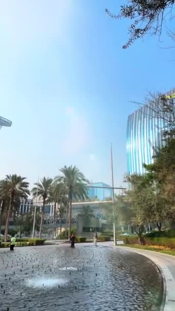 Városi Szökőkút Városkép Napközben Napsugarak Épületek Között Toronyházak Városban — Stock videók