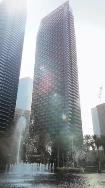 Fonte Cidade Paisagem Urbana Durante Dia Raios Sol Entre Edifícios — Vídeo de Stock