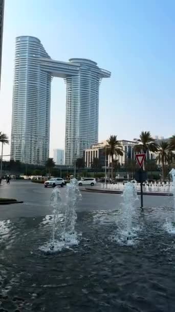 城市喷泉 白天的城市景观 建筑物之间的阳光 城市中的高层建筑物 — 图库视频影像