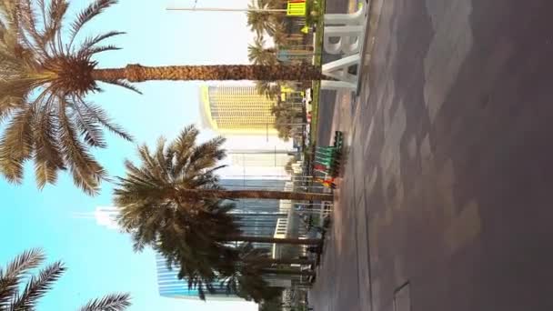 Stadtbrunnen Stadtbild Tag Sonnenstrahlen Zwischen Gebäuden Hochhäuser Der Stadt — Stockvideo