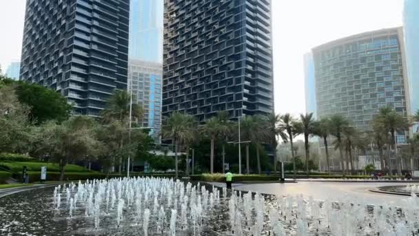 都市の噴水 日中の街並み 街の建物 高層ビル間の太陽光線 — ストック動画