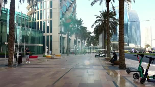 Fuente Ciudad Paisaje Urbano Durante Día Rayos Sol Entre Edificios — Vídeos de Stock
