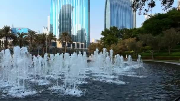 Městská Fontána Městská Krajina Během Dne Sluneční Paprsky Mezi Budovami — Stock video