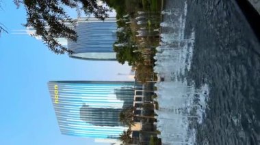 Dubai şehri, gündüz şehir manzarası, mavi gökdelenli gökdelenler, Burj Halife yakın çekim. Yüksek kaliteli FullHD görüntüler