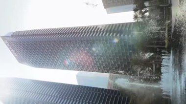 Dubai şehri, gündüz şehir manzarası, mavi gökdelenli gökdelenler, Burj Halife yakın çekim. Yüksek kaliteli FullHD görüntüler