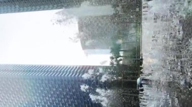 Dubai şehri, gündüz şehir manzarası, mavi gökdelenli gökdelenler, Burj Halife yakın çekim. Yüksek kaliteli FullHD görüntüler