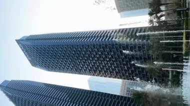 Dubai şehri, gündüz şehir manzarası, mavi gökdelenli gökdelenler, Burj Halife yakın çekim. Yüksek kaliteli FullHD görüntüler