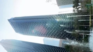 Dubai şehri, gündüz şehir manzarası, mavi gökdelenli gökdelenler, Burj Halife yakın çekim. Yüksek kaliteli FullHD görüntüler