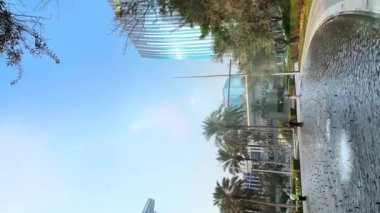 Dubai şehri, gündüz şehir manzarası, mavi gökdelenli gökdelenler, Burj Halife yakın çekim. Yüksek kaliteli FullHD görüntüler