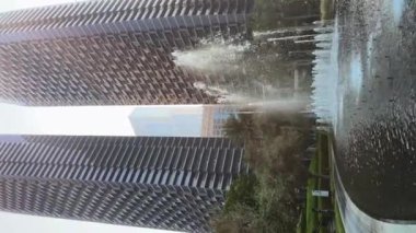 Dubai şehri, gündüz şehir manzarası, mavi gökdelenli gökdelenler, Burj Halife yakın çekim. Yüksek kaliteli FullHD görüntüler