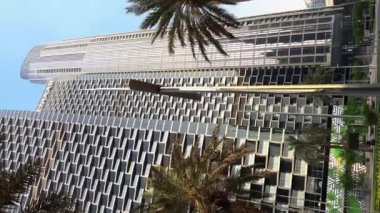 Dubai şehri, gündüz şehir manzarası, mavi gökdelenli gökdelenler, Burj Halife yakın çekim. Yüksek kaliteli FullHD görüntüler