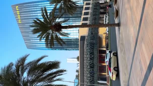 ドバイの都市 昼間の街並み 青い空の昼間の高層ビル ブルジュ ハリファが近づいています 高品質のフルHd映像 — ストック動画