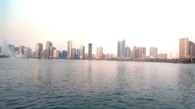Sharjah şehri, şehir manzarası, gündüz vakti lagünü olan modern şehir. Yüksek kalite 4k görüntü
