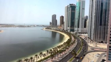 Sharjah şehri, şehir manzarası, gündüz vakti lagünü olan modern şehir. Yüksek kalite 4k görüntü