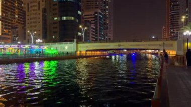 Geceleyin suyun üzerinde renkli dalgalar, suyun üzerinde dalgalar. Yüksek kalite 4k görüntü