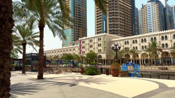 Sharjah Şehri Şehir Manzarası Gündüz Vakti Lagünü Olan Modern Şehir — Stok video