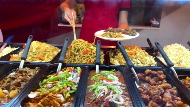 Serwuje Pyszne Chińskie Jedzenie Restauracji Wysokiej Jakości Materiał — Wideo stockowe
