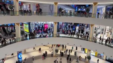 Dubai, UAE- 10.2023. Alışveriş merkezinde yürüyen insanlar. Yüksek kalite 4k görüntü