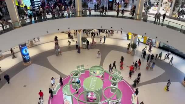 Дубай Оаэ 2023 Люди Ходят Торговому Центру Высококачественные Кадры — стоковое видео