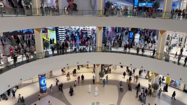 Dubai Förenade Arabemiraten 2023 Folk Går Gallerian Högkvalitativ Film — Stockvideo
