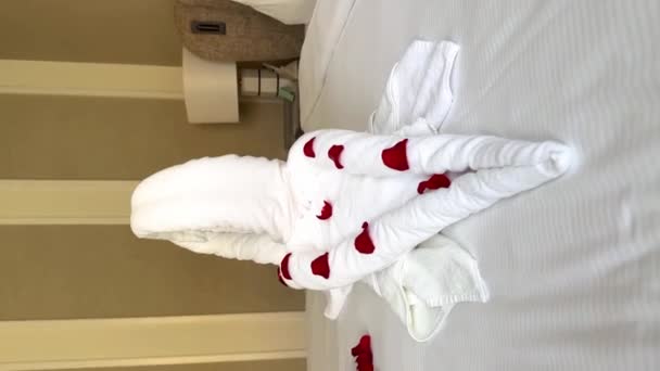 ベッドのタオルから作られた白い枕 ロマンチックな装飾 — ストック動画