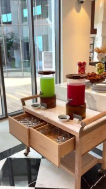 Otel tatil köyü manzarası, palmiye ağaçları ve bahçe. Yüksek kaliteli FullHD görüntüler