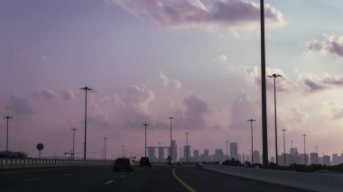 Günbatımında Abu Dabi şehri, günbatımında güzel gökyüzü, gün batımında bulutlar. Yüksek kalite fotoğraf