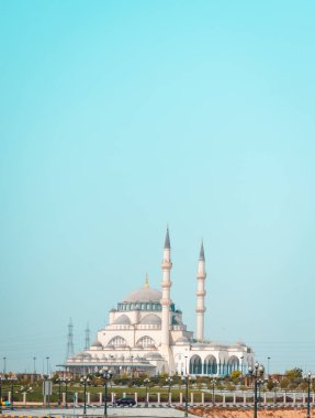 Khalid gölü yakınlarındaki Sharjah 'taki Al Noor camii. Yüksek kalite fotoğraf