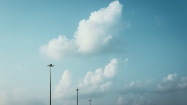 Gün batımında güzel bir gökyüzü, gün batımında bulutlar. Yüksek kalite fotoğraf