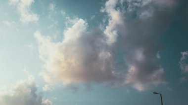 Gün batımında güzel bir gökyüzü, gün batımında bulutlar. Yüksek kalite fotoğraf