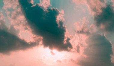 Gün batımında güzel bir gökyüzü, gün batımında bulutlar. Yüksek kalite fotoğraf