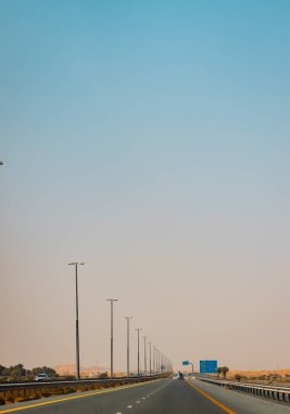 Fujairah dağları, Omani Al Hajar dağ sırasının uzantısı. Boş sokakta bulutlu bir kış günü. Yüksek kalite fotoğraf