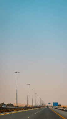 Fujairah dağları, Omani Al Hajar dağ sırasının uzantısı. Boş sokakta bulutlu bir kış günü. Yüksek kalite fotoğraf