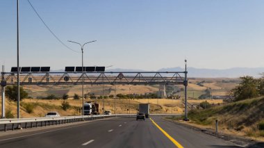 Sabah yol, dağ yolu, Kazakistan yolu ve doğa. Yüksek kalite fotoğraf