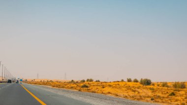 Fujairah dağları, Omani Al Hajar dağ sırasının uzantısı. Boş sokakta bulutlu bir kış günü. Yüksek kalite fotoğraf