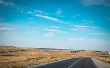 Sabah yol, dağ yolu, Kazakistan yolu ve doğa. Yüksek kalite fotoğraf