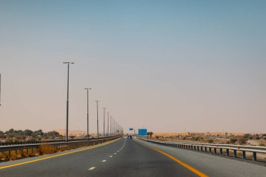 Fujairah dağları, Omani Al Hajar dağ sırasının uzantısı. Boş sokakta bulutlu bir kış günü. Yüksek kalite fotoğraf