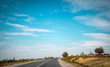 Sabah yol, dağ yolu, Kazakistan yolu ve doğa. Yüksek kalite fotoğraf