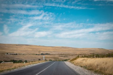 Sabah yol, dağ yolu, Kazakistan yolu ve doğa. Yüksek kalite fotoğraf